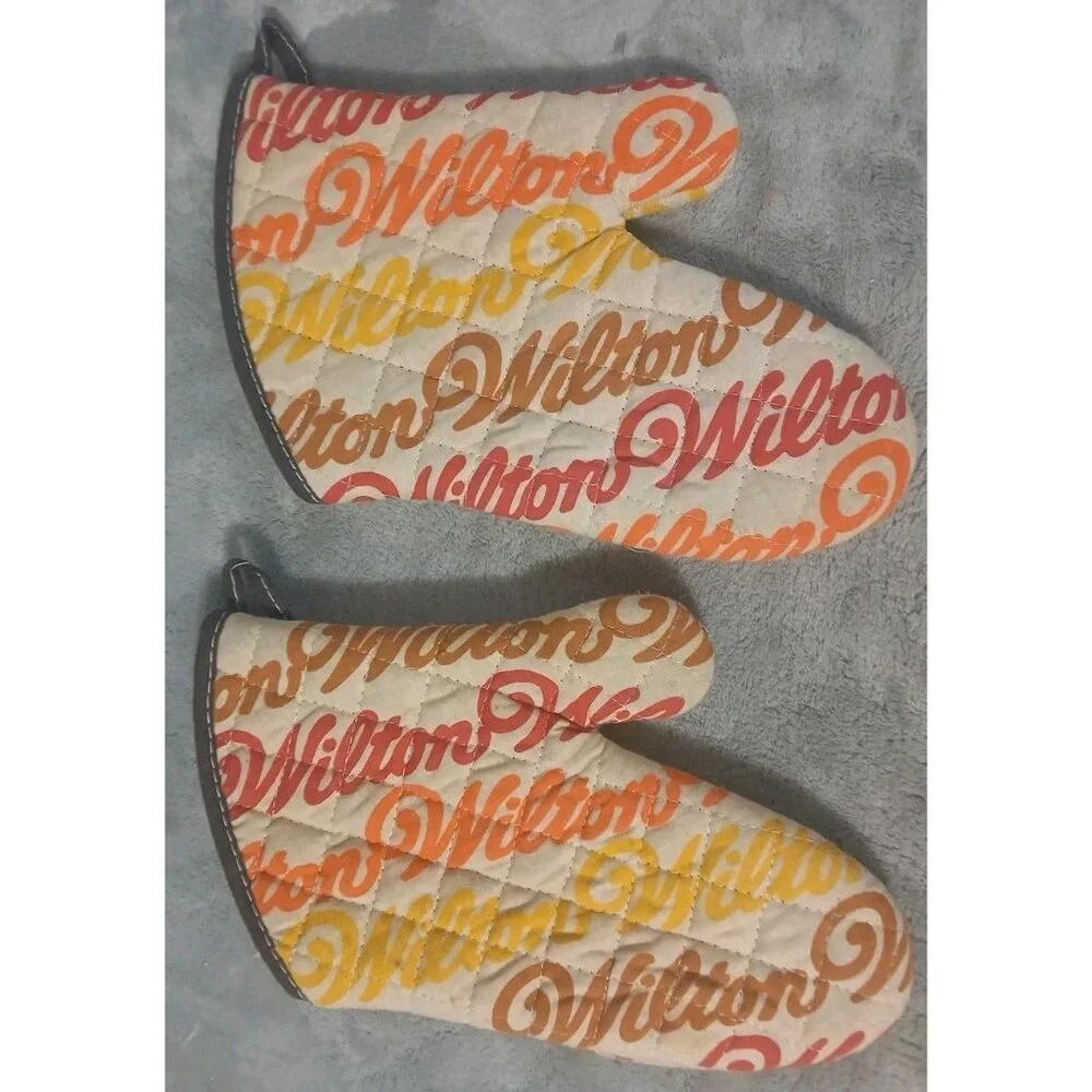 2 Vtg Wilton Oven Mitts Pot‎ Holders Hot Pads Quilted Insulated Logo Retro READ